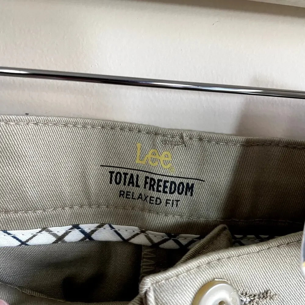 NWT Lee total freedom relaxed fit stain repellent men's khaki trousers 36 X 29‎